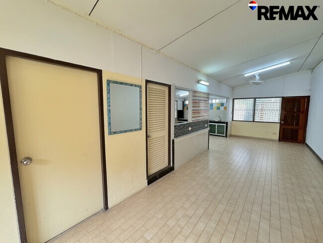 ลดราคาพิเศษ 3 ล้านบาท!! ขายบ้านเดี่ยว 2 ชั้น แปลงใหญ่ 140 ตร.วา ใกล้ MRT กระทรวงสาธารณสุข เพียง 750 เมตร เหมาะทำ Home Office, ศูนย์ดูแลผู้สูงอายุ หรืออยู่อาศัย ราคาเพียง 12.9 ล้านบาท