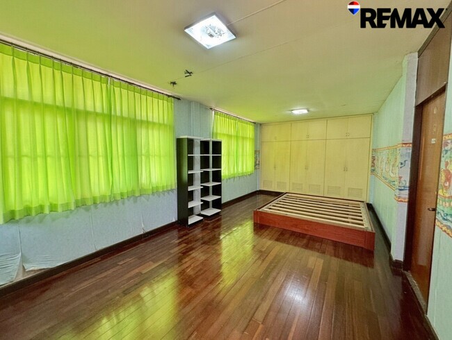 ลดราคาพิเศษ 3 ล้านบาท!! ขายบ้านเดี่ยว 2 ชั้น แปลงใหญ่ 140 ตร.วา ใกล้ MRT กระทรวงสาธารณสุข เพียง 750 เมตร เหมาะทำ Home Office, ศูนย์ดูแลผู้สูงอายุ หรืออยู่อาศัย ราคาเพียง 12.9 ล้านบาท