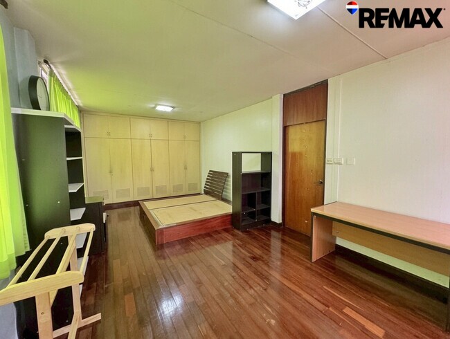 ลดราคาพิเศษ 3 ล้านบาท!! ขายบ้านเดี่ยว 2 ชั้น แปลงใหญ่ 140 ตร.วา ใกล้ MRT กระทรวงสาธารณสุข เพียง 750 เมตร เหมาะทำ Home Office, ศูนย์ดูแลผู้สูงอายุ หรืออยู่อาศัย ราคาเพียง 12.9 ล้านบาท