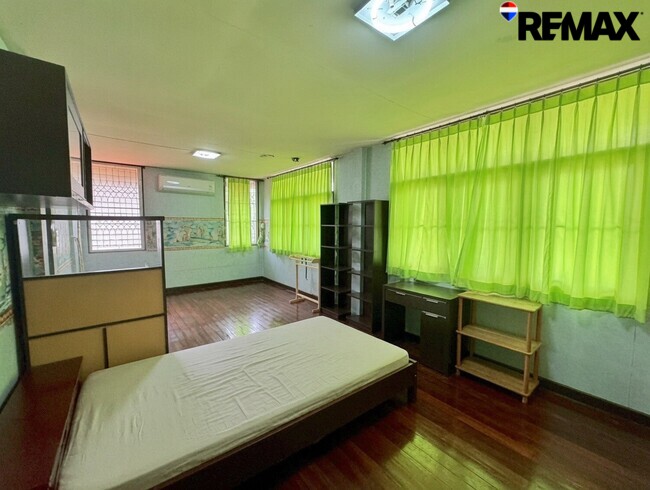 ลดราคาพิเศษ 3 ล้านบาท!! ขายบ้านเดี่ยว 2 ชั้น แปลงใหญ่ 140 ตร.วา ใกล้ MRT กระทรวงสาธารณสุข เพียง 750 เมตร เหมาะทำ Home Office, ศูนย์ดูแลผู้สูงอายุ หรืออยู่อาศัย ราคาเพียง 12.9 ล้านบาท