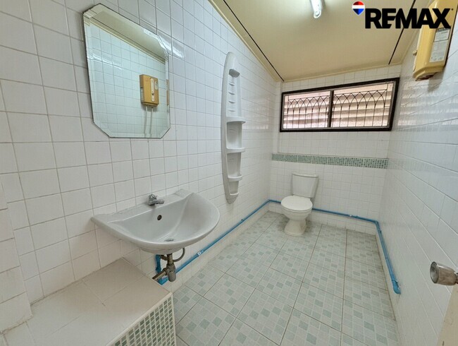 ลดราคาพิเศษ 3 ล้านบาท!! ขายบ้านเดี่ยว 2 ชั้น แปลงใหญ่ 140 ตร.วา ใกล้ MRT กระทรวงสาธารณสุข เพียง 750 เมตร เหมาะทำ Home Office, ศูนย์ดูแลผู้สูงอายุ หรืออยู่อาศัย ราคาเพียง 12.9 ล้านบาท