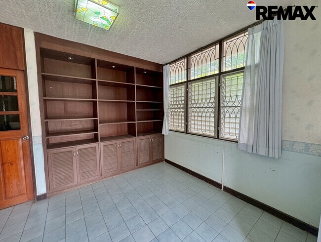 ลดราคาพิเศษ 3 ล้านบาท!! ขายบ้านเดี่ยว 2 ชั้น แปลงใหญ่ 140 ตร.วา ใกล้ MRT กระทรวงสาธารณสุข เพียง 750 เมตร เหมาะทำ Home Office, ศูนย์ดูแลผู้สูงอายุ หรืออยู่อาศัย ราคาเพียง 12.9 ล้านบาท