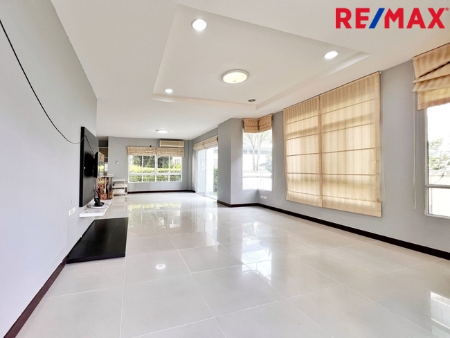 บ้านเดี่ยวพื้นที่ 85 ตารางวา ไม่มีบ้านตรงข้าม ตั้งอยู่บนถนนเมน