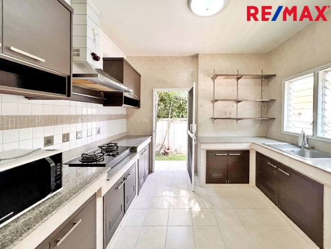 บ้านเดี่ยวพื้นที่ 85 ตารางวา ไม่มีบ้านตรงข้าม ตั้งอยู่บนถนนเมน