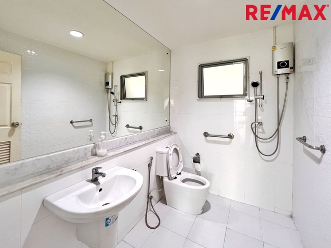 บ้านเดี่ยวพื้นที่ 85 ตารางวา ไม่มีบ้านตรงข้าม ตั้งอยู่บนถนนเมน