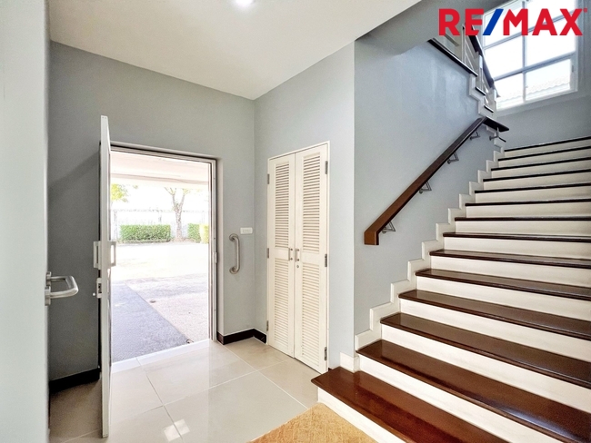 บ้านเดี่ยวพื้นที่ 85 ตารางวา ไม่มีบ้านตรงข้าม ตั้งอยู่บนถนนเมน