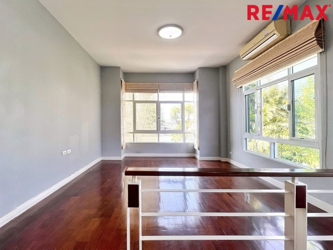 บ้านเดี่ยวพื้นที่ 85 ตารางวา ไม่มีบ้านตรงข้าม ตั้งอยู่บนถนนเมน