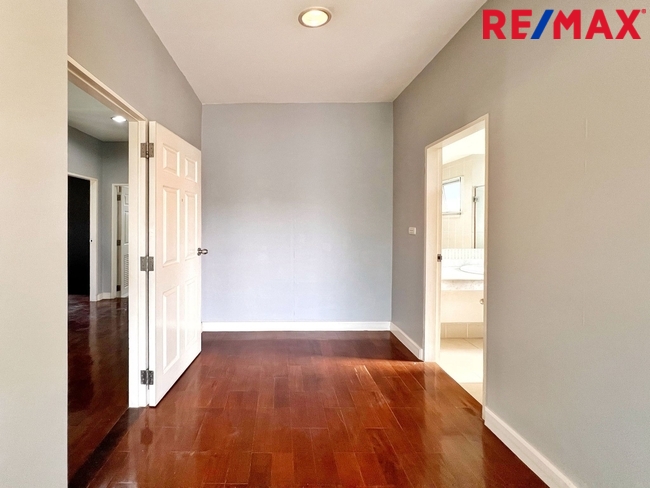 บ้านเดี่ยวพื้นที่ 85 ตารางวา ไม่มีบ้านตรงข้าม ตั้งอยู่บนถนนเมน