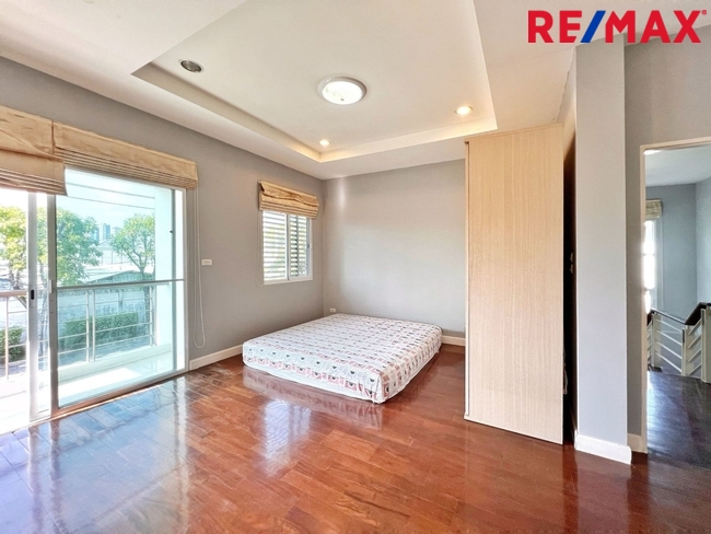 บ้านเดี่ยวพื้นที่ 85 ตารางวา ไม่มีบ้านตรงข้าม ตั้งอยู่บนถนนเมน