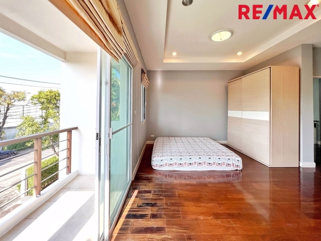 บ้านเดี่ยวพื้นที่ 85 ตารางวา ไม่มีบ้านตรงข้าม ตั้งอยู่บนถนนเมน