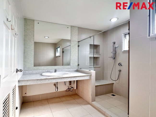 บ้านเดี่ยวพื้นที่ 85 ตารางวา ไม่มีบ้านตรงข้าม ตั้งอยู่บนถนนเมน