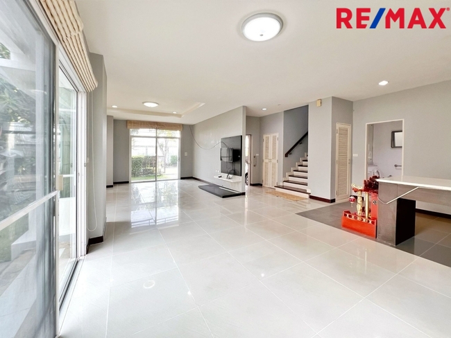 บ้านเดี่ยวพื้นที่ 85 ตารางวา ไม่มีบ้านตรงข้าม ตั้งอยู่บนถนนเมน