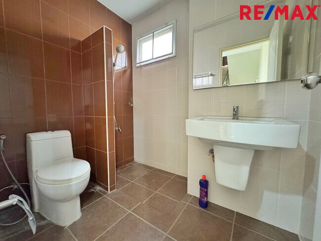 ขายบ้านเดี่ยว ซื่อตรงโคซี่ บางบัวทอง–340 (เฟส 5) แบบ Merit | 60 ตร.วา | ราคา 3.3 ล้านบาท | ทำเลบางบัวทอง นนทบุรี