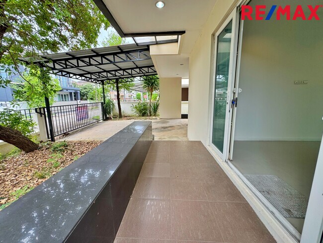 ขายบ้านเดี่ยว ซื่อตรงโคซี่ บางบัวทอง–340 (เฟส 5) แบบ Merit | 60 ตร.วา | ราคา 3.3 ล้านบาท | ทำเลบางบัวทอง นนทบุรี