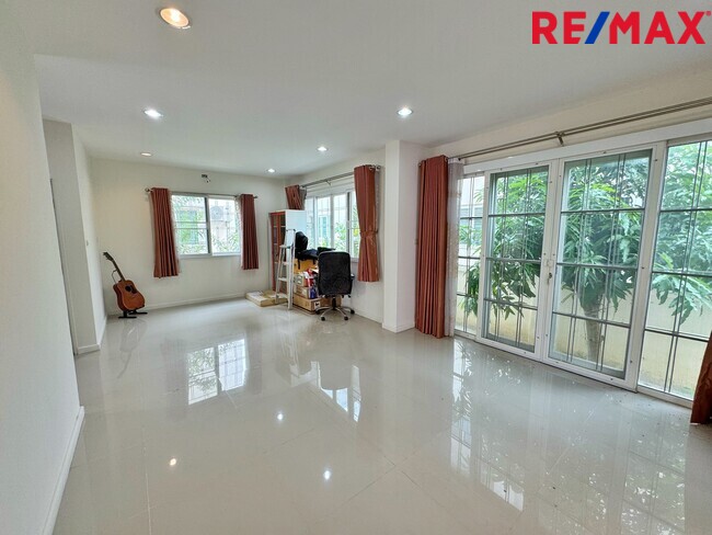 ขายบ้านเดี่ยว ซื่อตรงโคซี่ บางบัวทอง–340 (เฟส 5) แบบ Merit | 60 ตร.วา | ราคา 3.3 ล้านบาท | ทำเลบางบัวทอง นนทบุรี