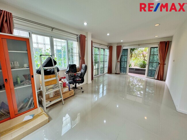 ขายบ้านเดี่ยว ซื่อตรงโคซี่ บางบัวทอง–340 (เฟส 5) แบบ Merit | 60 ตร.วา | ราคา 3.3 ล้านบาท | ทำเลบางบัวทอง นนทบุรี