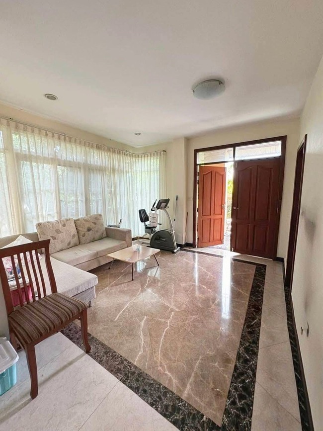 บ้านเดี่ยว มาใหม่อีกหนึ่งหลัง ซอยสมเด็จพระเจ้าตากสิน 4 ตกแต่งครบหิ้วกระเป๋าเข้าอยู่ได้เลย