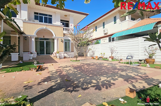 ขาย บ้านวริยา วิลล์ สาย4 ใกล้ มหิดล ศาลายา บ้านเดี่ยว 2 ชั้น บนพื้นที่ 135 ตร.วา 317 ตร.ม. มีสวนในบ้าน 4 ห้องนอน ฝ้าสูง โปร่ง มีความเป็นส่วนตัว ความเจริญรอบด้าน เดินทางสะดวก ถนนตัดใหม่ หลากหลายเส้นทาง ขายเพียง 8.59 Mb.