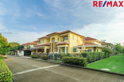 บ้านพร้อมที่ดิน เดอะแกรนด์พระรามสอง ตกแต่งภายในสไตล์ Modern Classic โดยทีมออกแบบตกแต่งภายในจาก" บ้านในฝัน" หลังมุมริมทางเดินสนามหญ้า