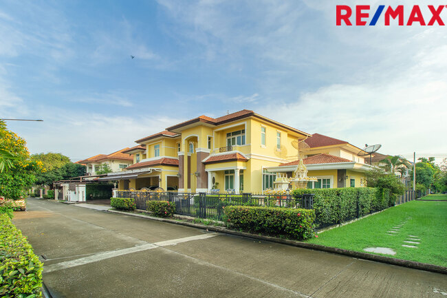 บ้านพร้อมที่ดิน เดอะแกรนด์พระรามสอง ตกแต่งภายในสไตล์ Modern Classic โดยทีมออกแบบตกแต่งภายในจาก" บ้านในฝัน" หลังมุมริมทางเดินสนามหญ้า