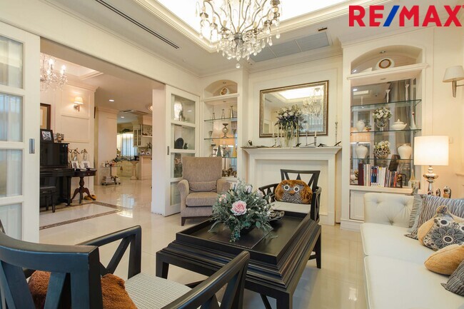 บ้านพร้อมที่ดิน เดอะแกรนด์พระรามสอง ตกแต่งภายในสไตล์ Modern Classic โดยทีมออกแบบตกแต่งภายในจาก" บ้านในฝัน" หลังมุมริมทางเดินสนามหญ้า