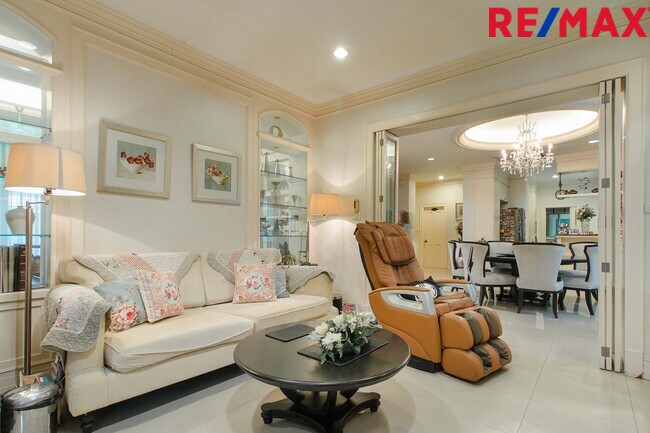 บ้านพร้อมที่ดิน เดอะแกรนด์พระรามสอง ตกแต่งภายในสไตล์ Modern Classic โดยทีมออกแบบตกแต่งภายในจาก" บ้านในฝัน" หลังมุมริมทางเดินสนามหญ้า