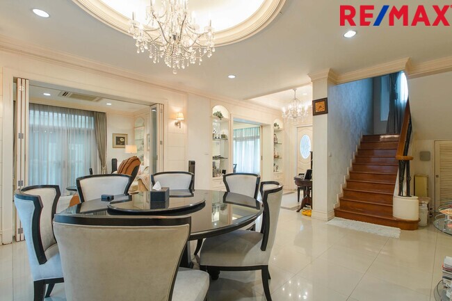 บ้านพร้อมที่ดิน เดอะแกรนด์พระรามสอง ตกแต่งภายในสไตล์ Modern Classic โดยทีมออกแบบตกแต่งภายในจาก" บ้านในฝัน" หลังมุมริมทางเดินสนามหญ้า