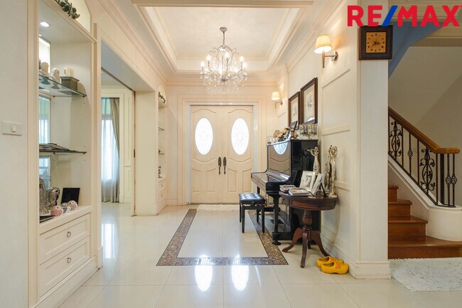 บ้านพร้อมที่ดิน เดอะแกรนด์พระรามสอง ตกแต่งภายในสไตล์ Modern Classic โดยทีมออกแบบตกแต่งภายในจาก" บ้านในฝัน" หลังมุมริมทางเดินสนามหญ้า