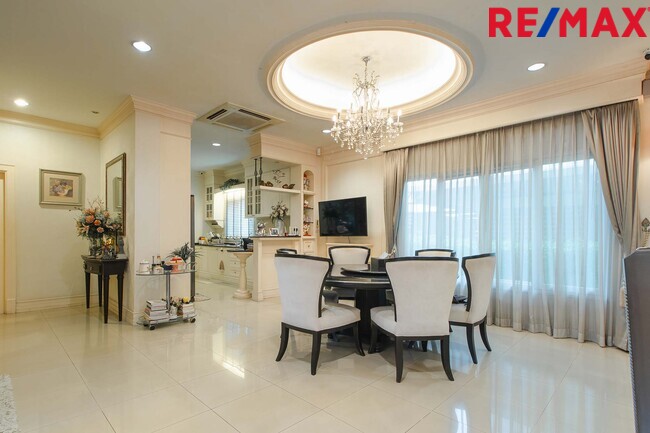 บ้านพร้อมที่ดิน เดอะแกรนด์พระรามสอง ตกแต่งภายในสไตล์ Modern Classic โดยทีมออกแบบตกแต่งภายในจาก" บ้านในฝัน" หลังมุมริมทางเดินสนามหญ้า