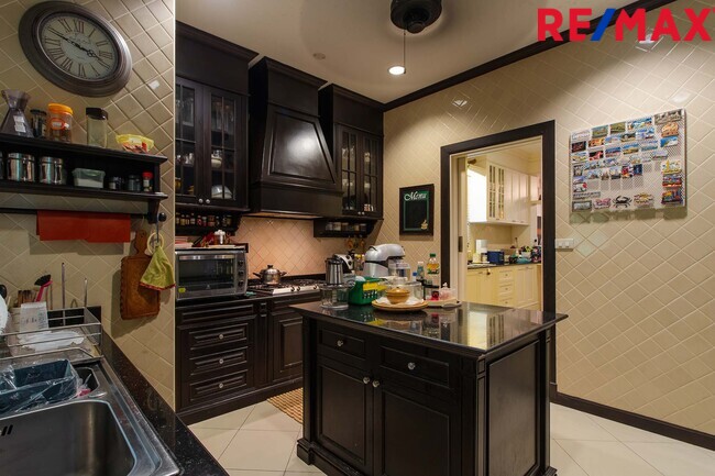 บ้านพร้อมที่ดิน เดอะแกรนด์พระรามสอง ตกแต่งภายในสไตล์ Modern Classic โดยทีมออกแบบตกแต่งภายในจาก" บ้านในฝัน" หลังมุมริมทางเดินสนามหญ้า