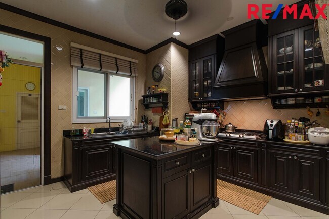 บ้านพร้อมที่ดิน เดอะแกรนด์พระรามสอง ตกแต่งภายในสไตล์ Modern Classic โดยทีมออกแบบตกแต่งภายในจาก" บ้านในฝัน" หลังมุมริมทางเดินสนามหญ้า