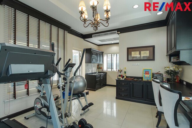 บ้านพร้อมที่ดิน เดอะแกรนด์พระรามสอง ตกแต่งภายในสไตล์ Modern Classic โดยทีมออกแบบตกแต่งภายในจาก" บ้านในฝัน" หลังมุมริมทางเดินสนามหญ้า