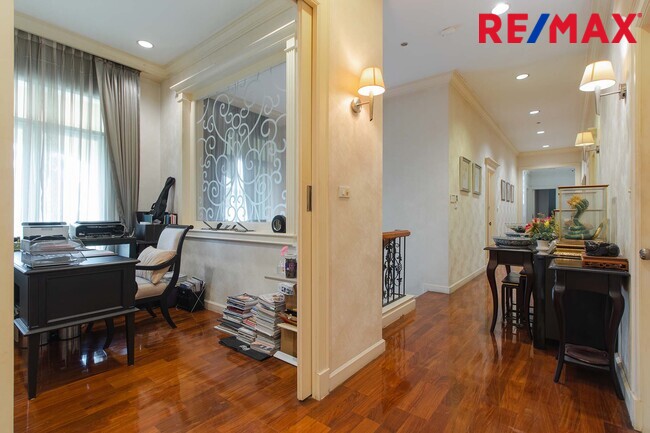 บ้านพร้อมที่ดิน เดอะแกรนด์พระรามสอง ตกแต่งภายในสไตล์ Modern Classic โดยทีมออกแบบตกแต่งภายในจาก" บ้านในฝัน" หลังมุมริมทางเดินสนามหญ้า