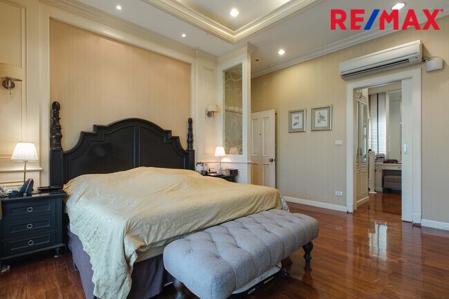 บ้านพร้อมที่ดิน เดอะแกรนด์พระรามสอง ตกแต่งภายในสไตล์ Modern Classic โดยทีมออกแบบตกแต่งภายในจาก" บ้านในฝัน" หลังมุมริมทางเดินสนามหญ้า