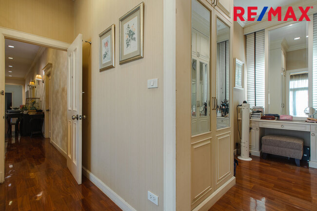 บ้านพร้อมที่ดิน เดอะแกรนด์พระรามสอง ตกแต่งภายในสไตล์ Modern Classic โดยทีมออกแบบตกแต่งภายในจาก" บ้านในฝัน" หลังมุมริมทางเดินสนามหญ้า