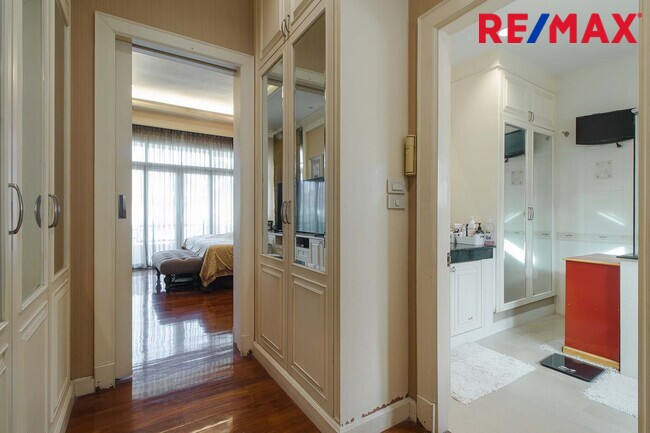 บ้านพร้อมที่ดิน เดอะแกรนด์พระรามสอง ตกแต่งภายในสไตล์ Modern Classic โดยทีมออกแบบตกแต่งภายในจาก" บ้านในฝัน" หลังมุมริมทางเดินสนามหญ้า