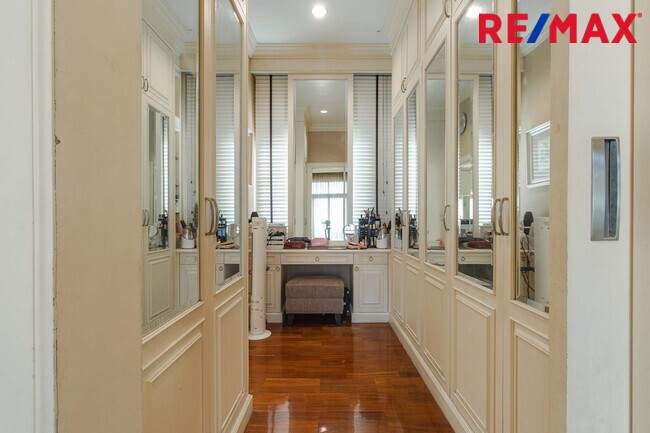 บ้านพร้อมที่ดิน เดอะแกรนด์พระรามสอง ตกแต่งภายในสไตล์ Modern Classic โดยทีมออกแบบตกแต่งภายในจาก" บ้านในฝัน" หลังมุมริมทางเดินสนามหญ้า