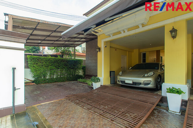 บ้านพร้อมที่ดิน เดอะแกรนด์พระรามสอง ตกแต่งภายในสไตล์ Modern Classic โดยทีมออกแบบตกแต่งภายในจาก" บ้านในฝัน" หลังมุมริมทางเดินสนามหญ้า