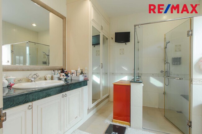 บ้านพร้อมที่ดิน เดอะแกรนด์พระรามสอง ตกแต่งภายในสไตล์ Modern Classic โดยทีมออกแบบตกแต่งภายในจาก" บ้านในฝัน" หลังมุมริมทางเดินสนามหญ้า