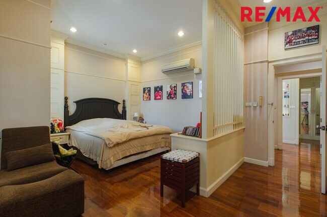 บ้านพร้อมที่ดิน เดอะแกรนด์พระรามสอง ตกแต่งภายในสไตล์ Modern Classic โดยทีมออกแบบตกแต่งภายในจาก" บ้านในฝัน" หลังมุมริมทางเดินสนามหญ้า