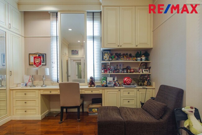 บ้านพร้อมที่ดิน เดอะแกรนด์พระรามสอง ตกแต่งภายในสไตล์ Modern Classic โดยทีมออกแบบตกแต่งภายในจาก" บ้านในฝัน" หลังมุมริมทางเดินสนามหญ้า