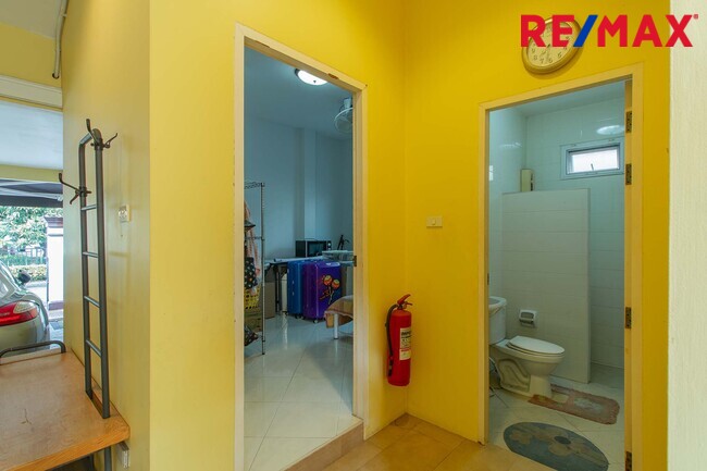 บ้านพร้อมที่ดิน เดอะแกรนด์พระรามสอง ตกแต่งภายในสไตล์ Modern Classic โดยทีมออกแบบตกแต่งภายในจาก" บ้านในฝัน" หลังมุมริมทางเดินสนามหญ้า