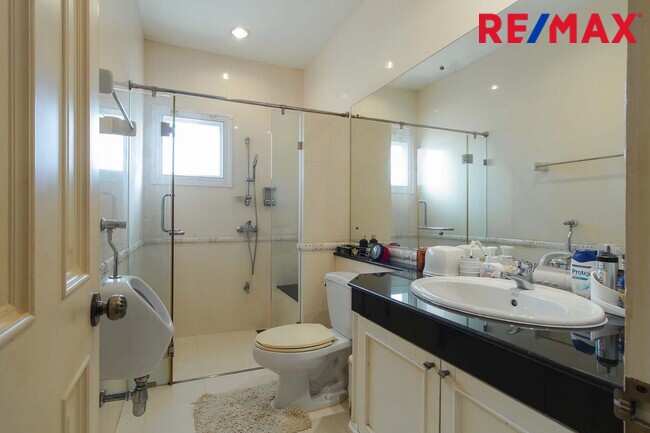 บ้านพร้อมที่ดิน เดอะแกรนด์พระรามสอง ตกแต่งภายในสไตล์ Modern Classic โดยทีมออกแบบตกแต่งภายในจาก" บ้านในฝัน" หลังมุมริมทางเดินสนามหญ้า