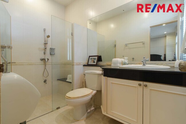 บ้านพร้อมที่ดิน เดอะแกรนด์พระรามสอง ตกแต่งภายในสไตล์ Modern Classic โดยทีมออกแบบตกแต่งภายในจาก" บ้านในฝัน" หลังมุมริมทางเดินสนามหญ้า