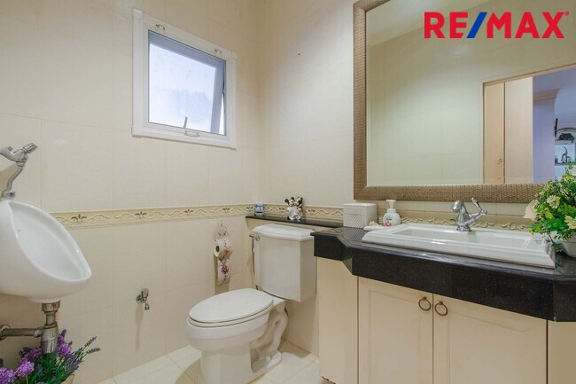 บ้านพร้อมที่ดิน เดอะแกรนด์พระรามสอง ตกแต่งภายในสไตล์ Modern Classic โดยทีมออกแบบตกแต่งภายในจาก" บ้านในฝัน" หลังมุมริมทางเดินสนามหญ้า