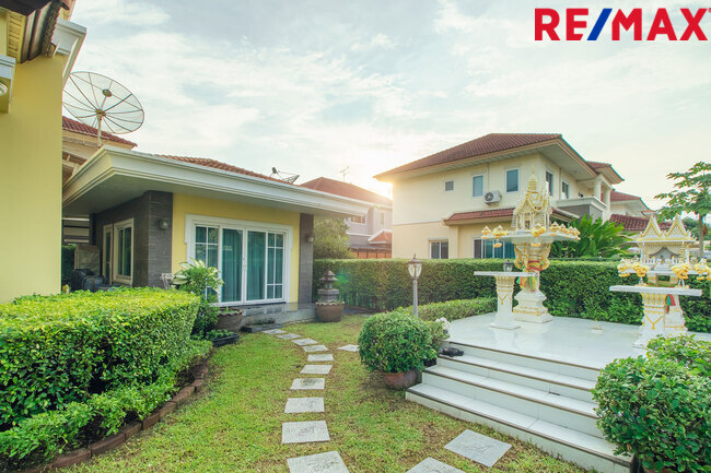 บ้านพร้อมที่ดิน เดอะแกรนด์พระรามสอง ตกแต่งภายในสไตล์ Modern Classic โดยทีมออกแบบตกแต่งภายในจาก" บ้านในฝัน" หลังมุมริมทางเดินสนามหญ้า