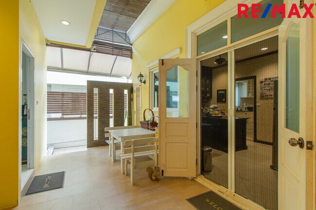 บ้านพร้อมที่ดิน เดอะแกรนด์พระรามสอง ตกแต่งภายในสไตล์ Modern Classic โดยทีมออกแบบตกแต่งภายในจาก" บ้านในฝัน" หลังมุมริมทางเดินสนามหญ้า