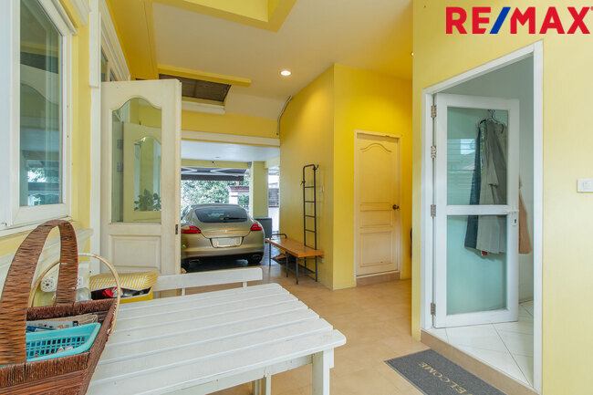 บ้านพร้อมที่ดิน เดอะแกรนด์พระรามสอง ตกแต่งภายในสไตล์ Modern Classic โดยทีมออกแบบตกแต่งภายในจาก" บ้านในฝัน" หลังมุมริมทางเดินสนามหญ้า