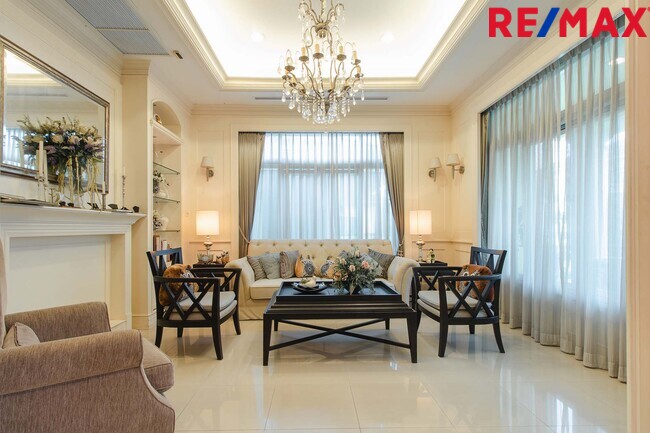 บ้านพร้อมที่ดิน เดอะแกรนด์พระรามสอง ตกแต่งภายในสไตล์ Modern Classic โดยทีมออกแบบตกแต่งภายในจาก" บ้านในฝัน" หลังมุมริมทางเดินสนามหญ้า