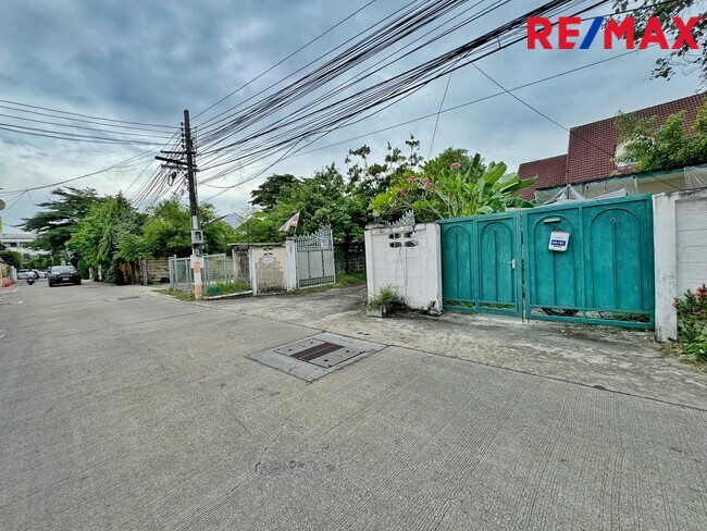 ขายบ้านเดี่ยว วิภาวดีรังสิต 64 – แจ้งวัฒนะ 1 | 129 ตร.วา | 300 ตร.ม. | 5 ห้องนอน 5 ห้องน้ำ | ราคาพิเศษ 14.5 ล้านบาท เหมาะอยู่อาศัยและทำโฮมออฟฟิศ ทำเลใกล้ดอนเมือง–หลักสี่–ศูนย์ราชการแจ้งวัฒนะ